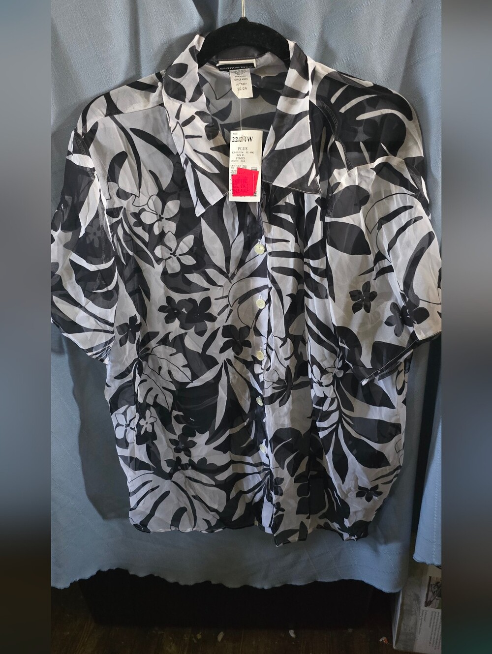 Fashion Bug Black & White Floral Short-Sleeve Button-Up Shirt